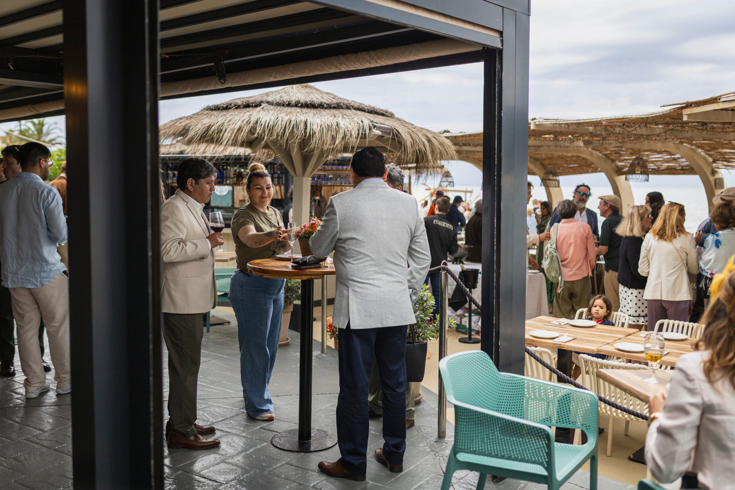 Invitados disfrutando de una copa en la terraza durante un cóctel de bienvenida para un evento en Restaurante Escondida.